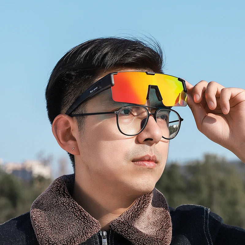 Photochromic Cycling Glasses