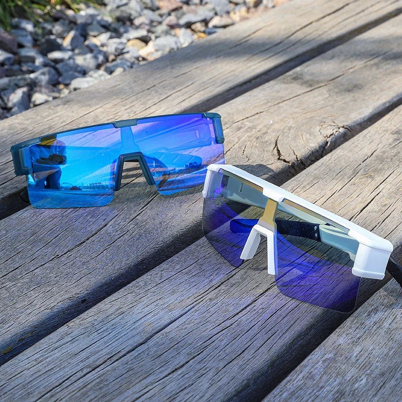 Photochromic Cycling Glasses